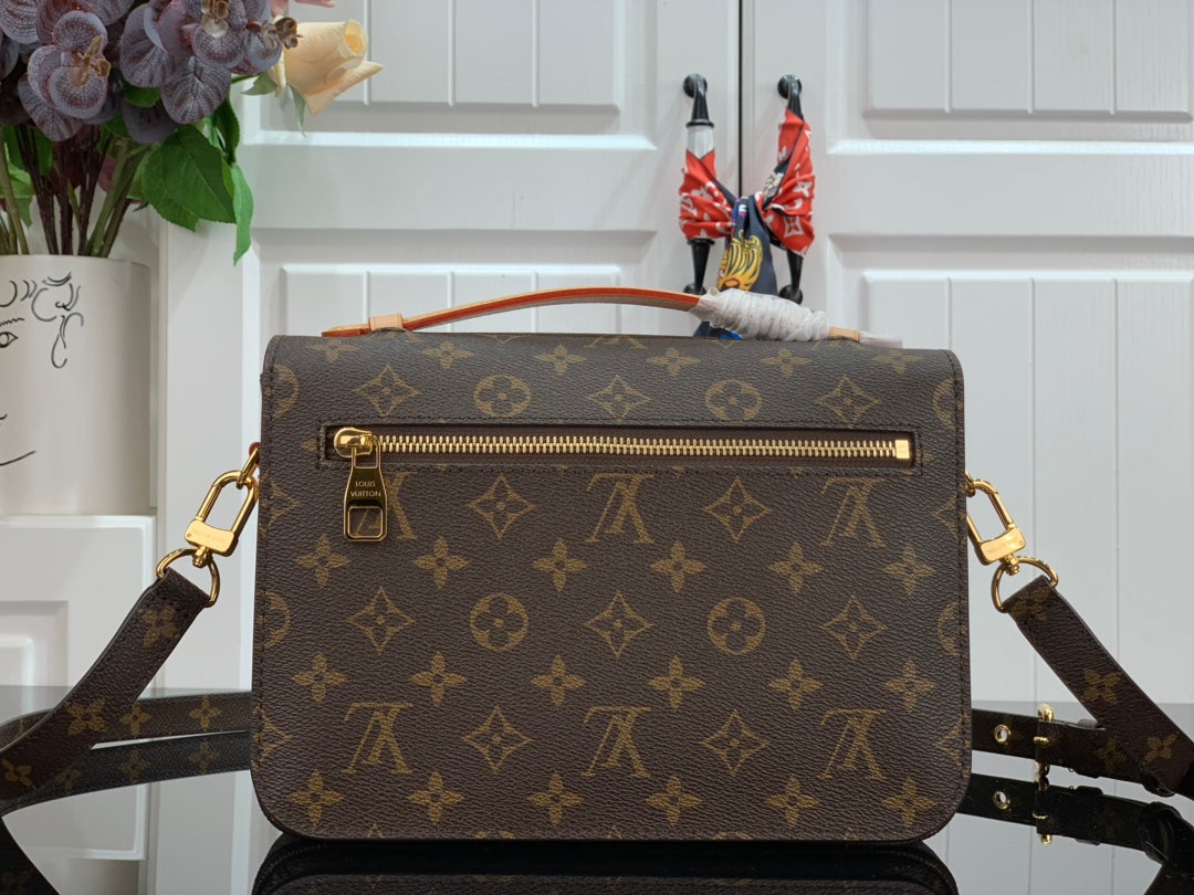 Pochette Métis East West Monogram Canvas Brown