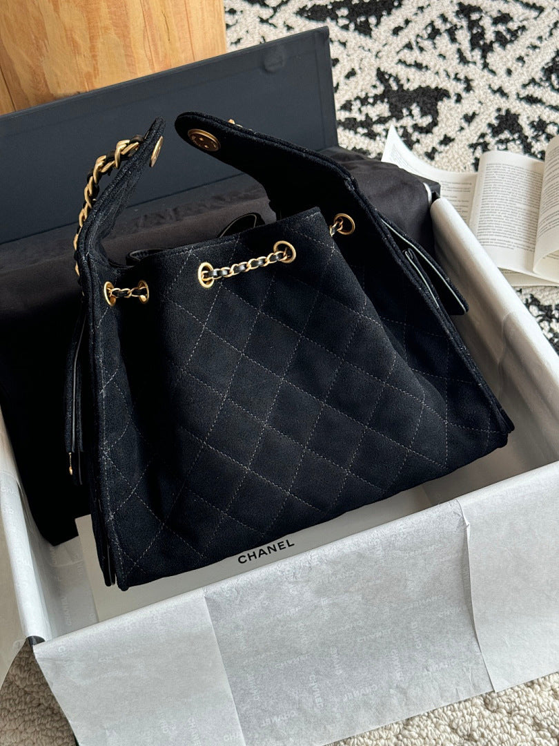 Bolsa Hobo Chanel 25 em camurça Black