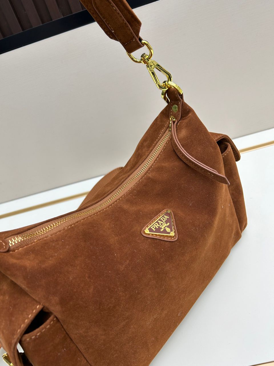 Bolsa Prada Explore em camurça