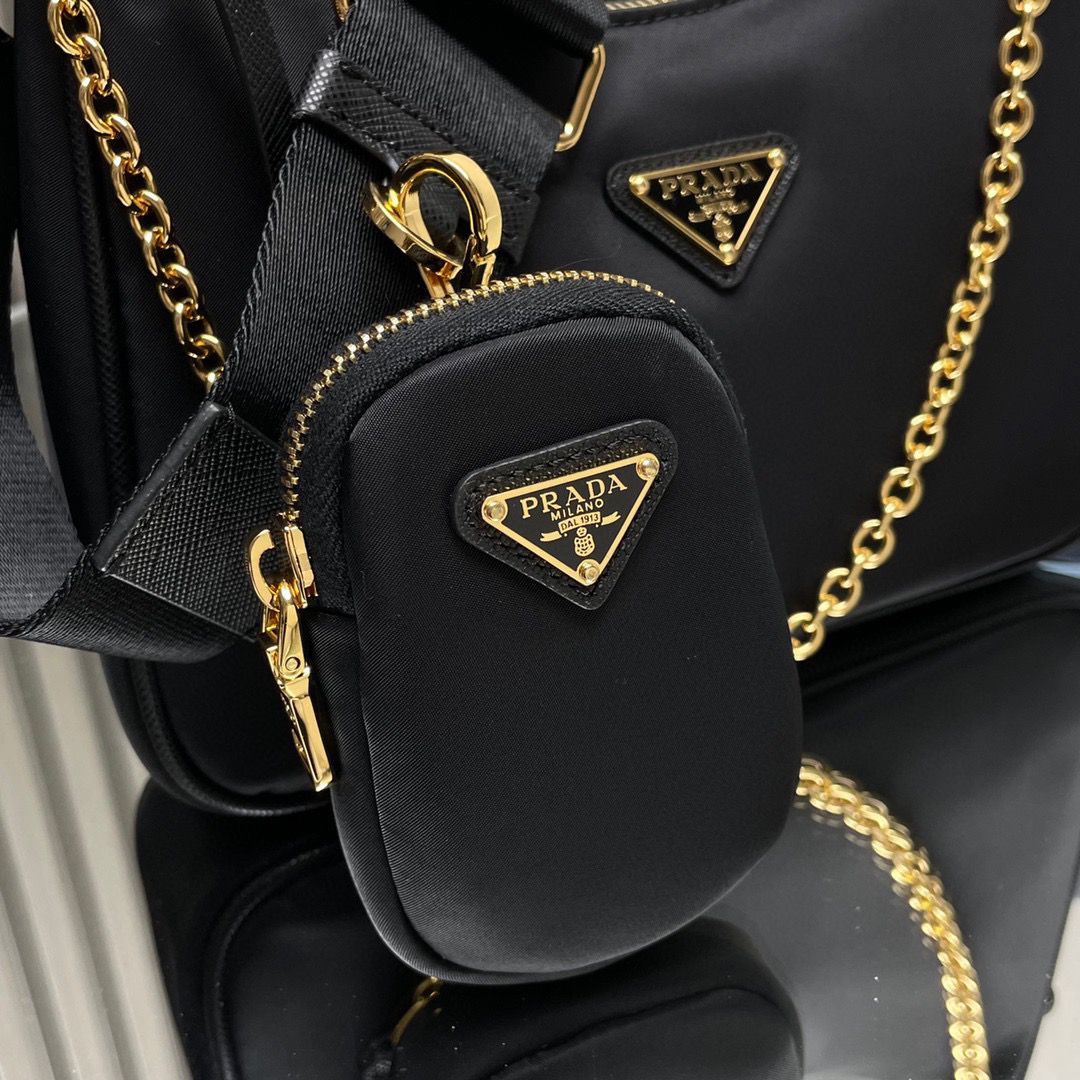 Bolsa Prada Re-Edition 2005 em Nylon Black Gold