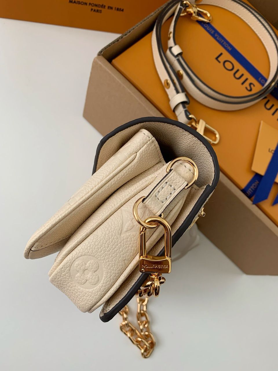 Pochette Métis East West Monogram Empreinte Cream