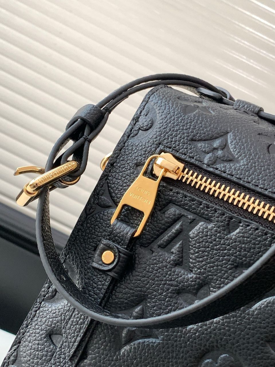 Lv Pochette Metis Black