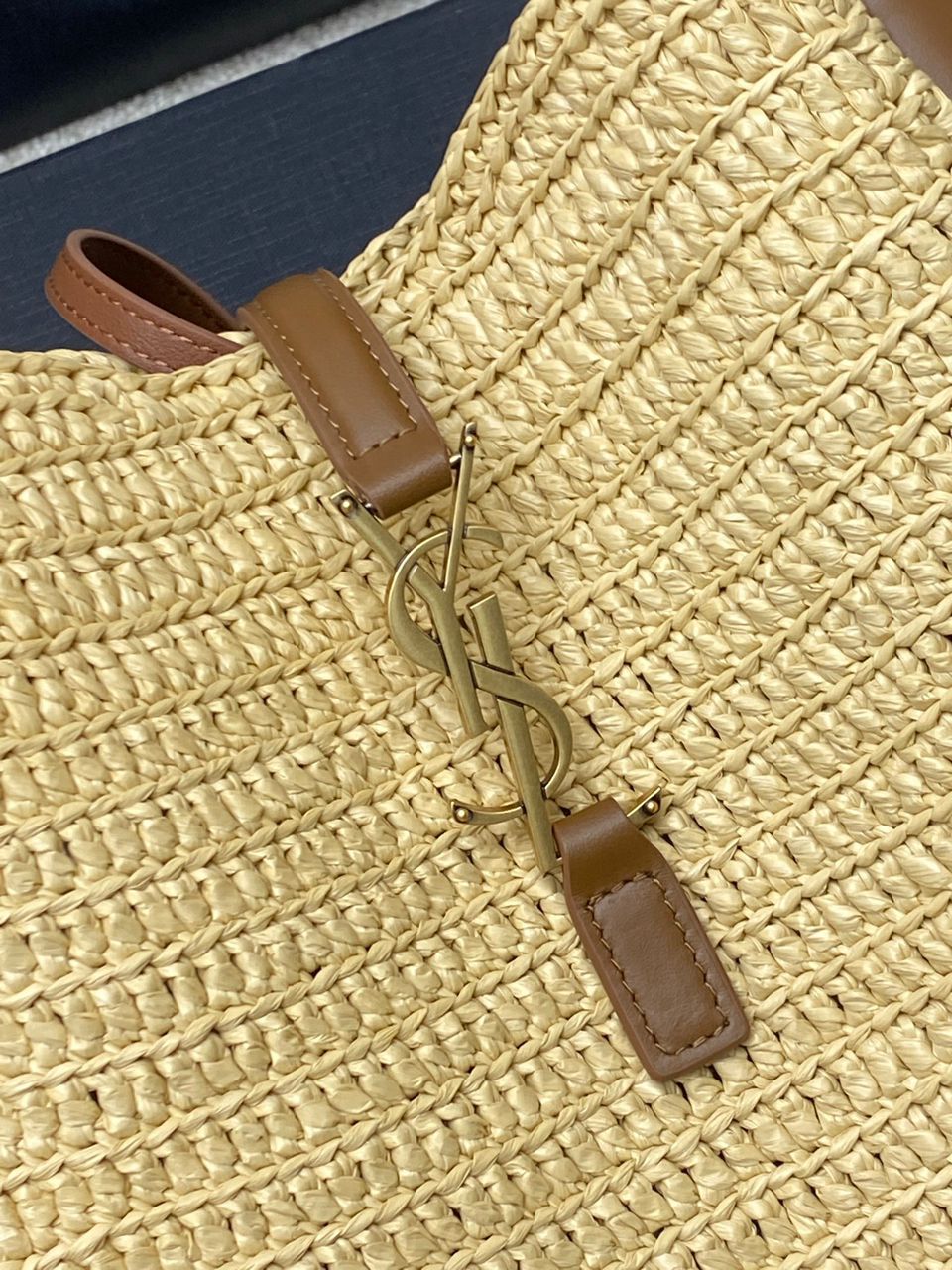 Yves Saint Laurent Le 5 à 7 Supple Small