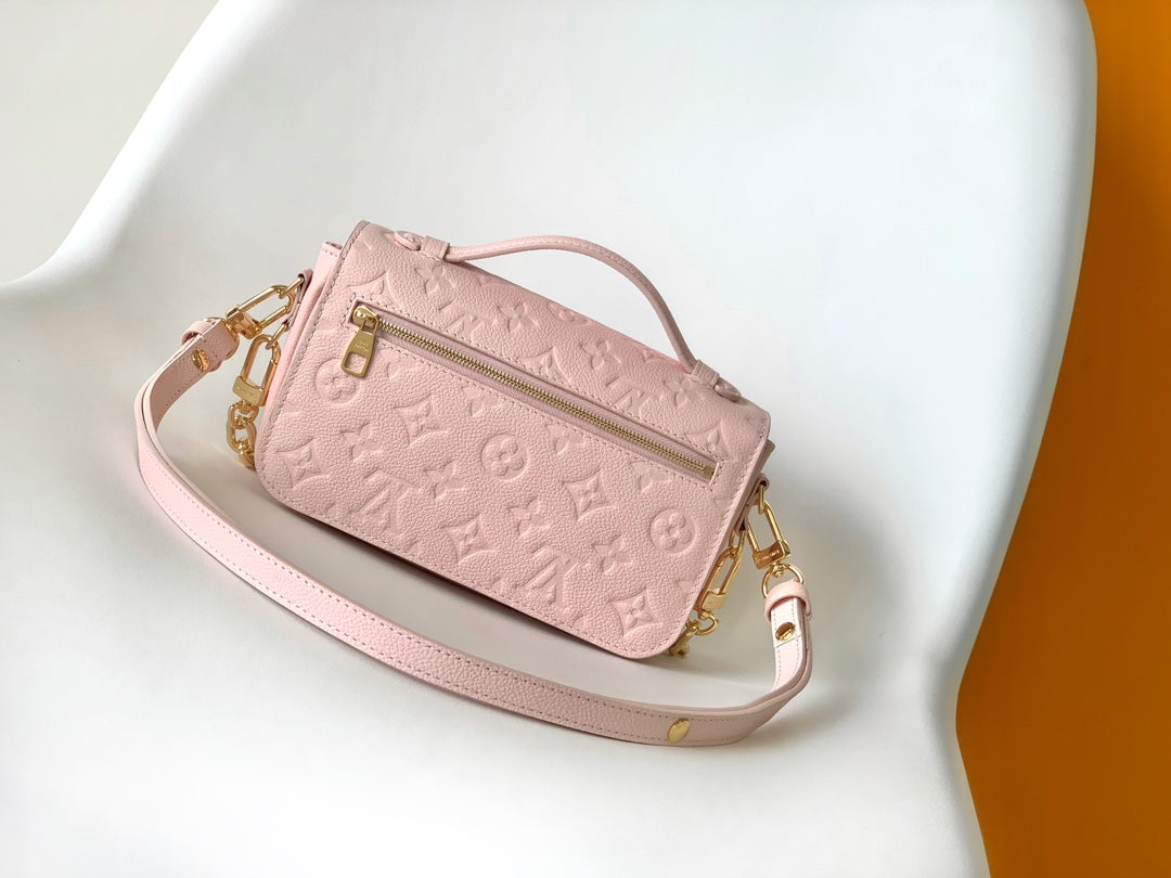 Pochette Métis East West Monogram Empreinte Pink Opale