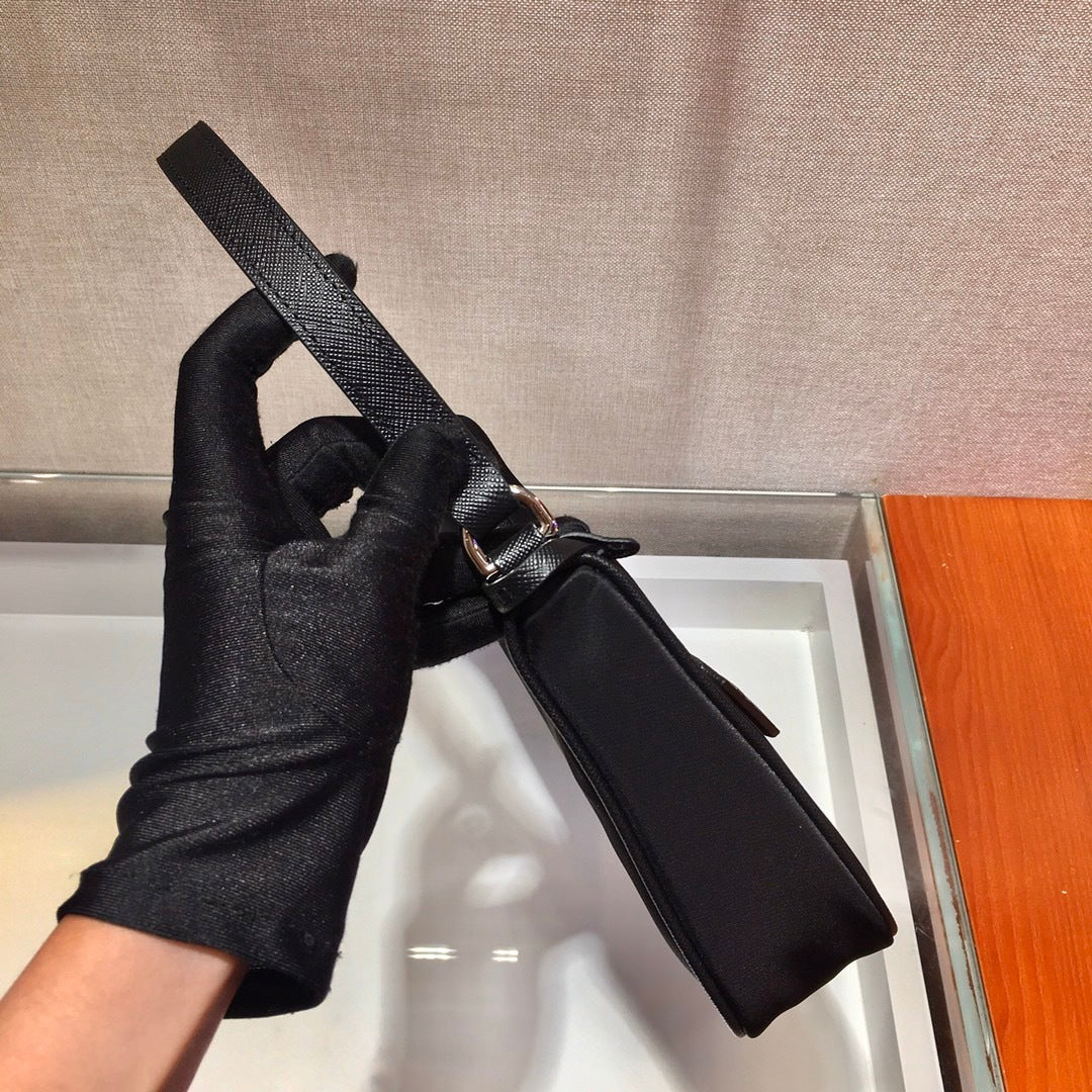 Bolsa Prada mini Re-Edition 2000