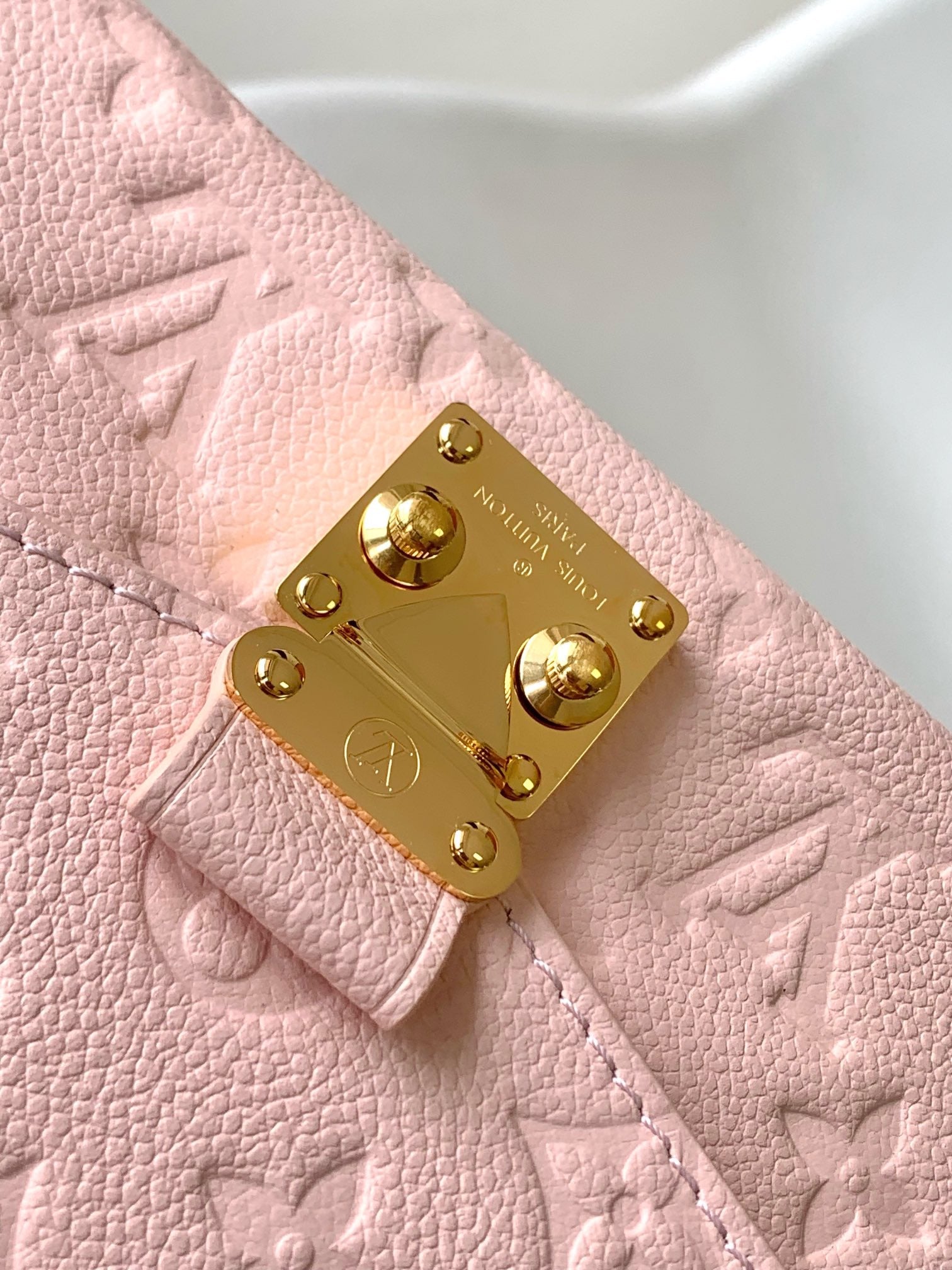 Pochette Métis East West Monogram Empreinte Pink Opale