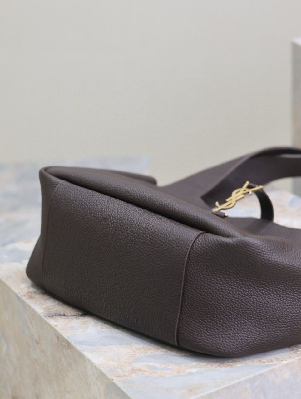 Bolsa Saint Laurent Le 5 à 7 Grained Leather