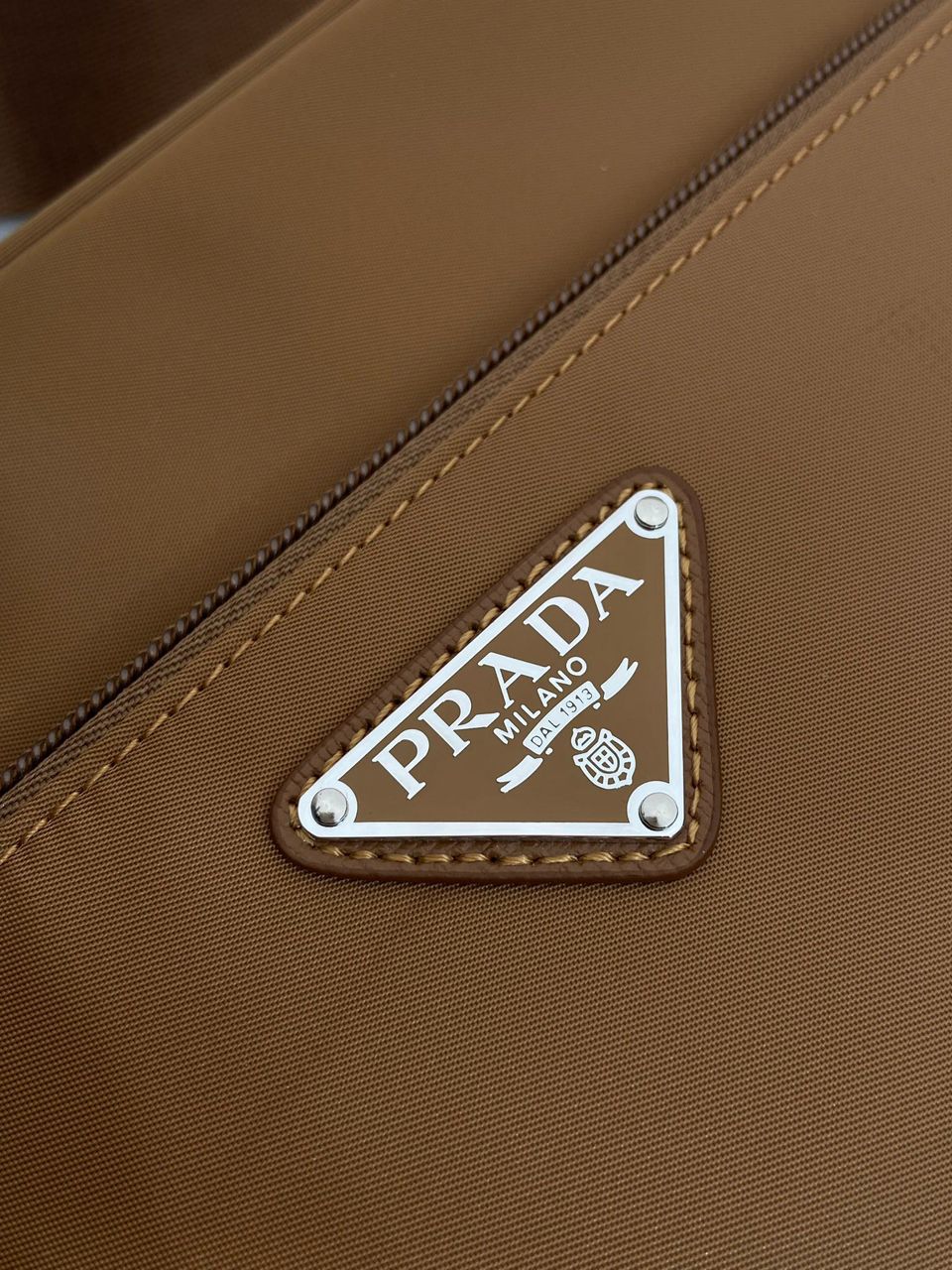 Bolsa de ombro em Re-Nylon Brandy