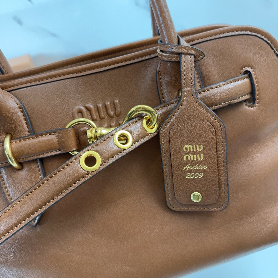 Bolsa Miu Miu Aventure Carvalho