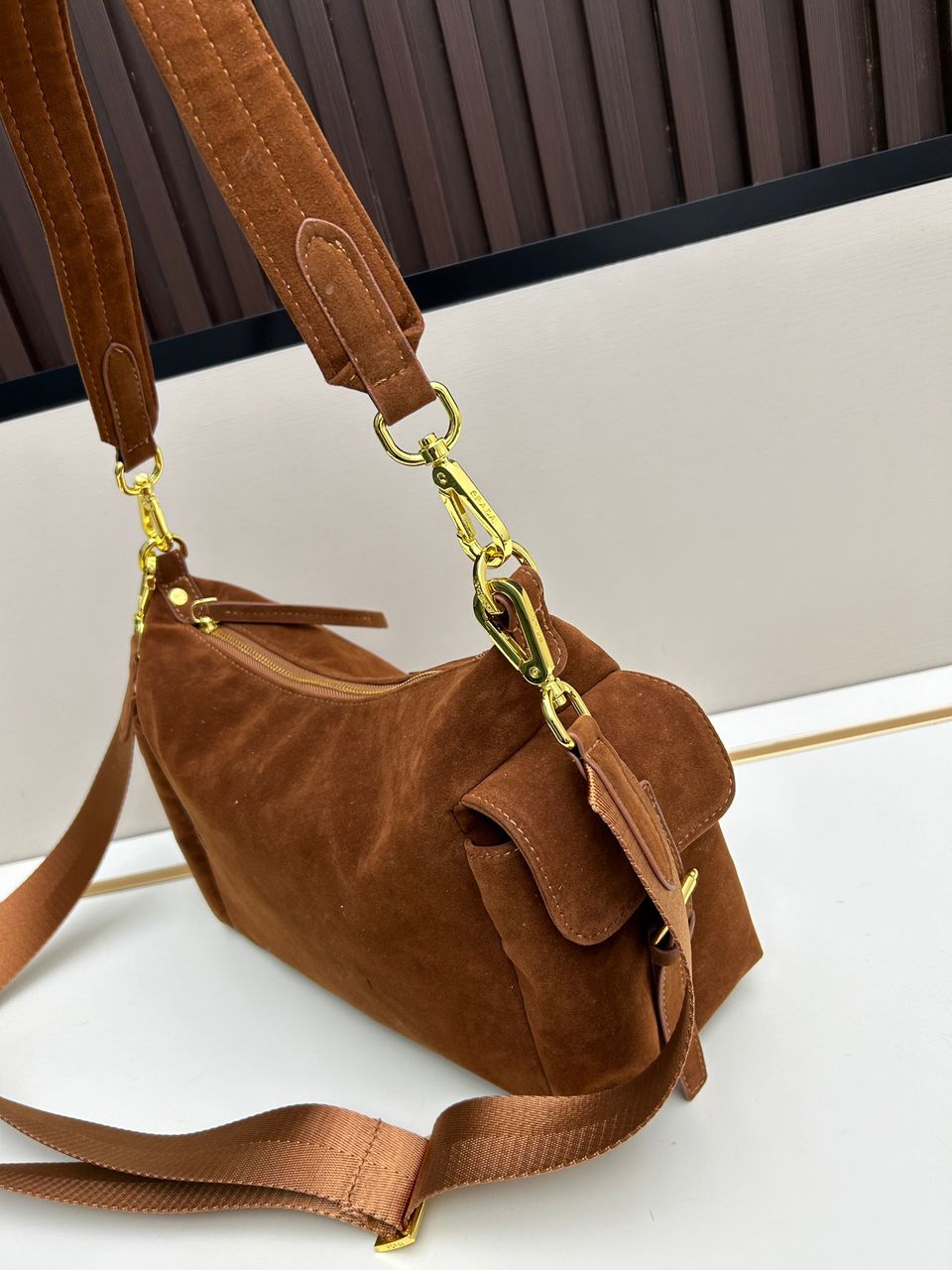 Bolsa Prada Explore em camurça