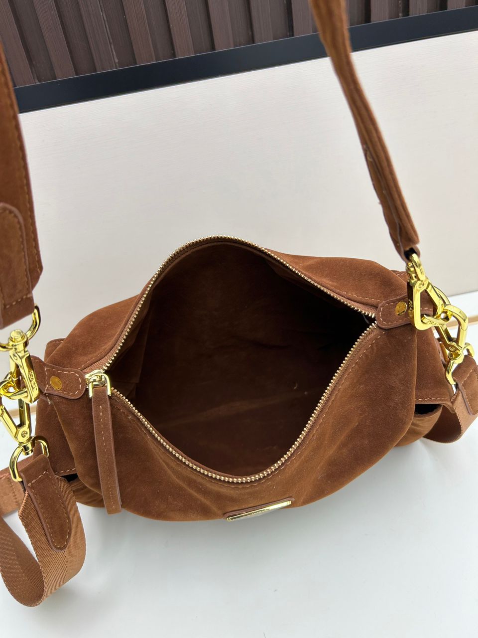 Bolsa Prada Explore em camurça