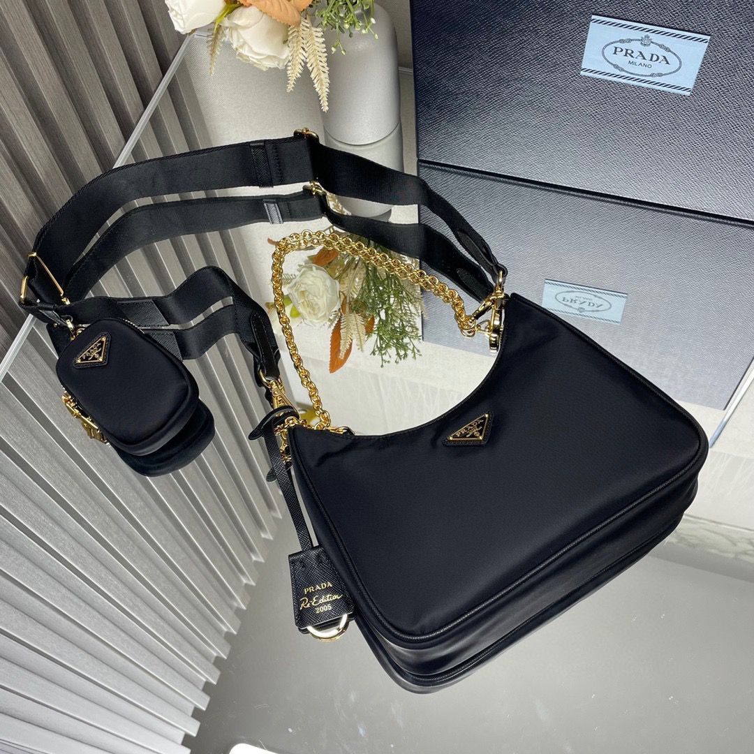 Bolsa Prada Re-Edition 2005 em Nylon Black Gold