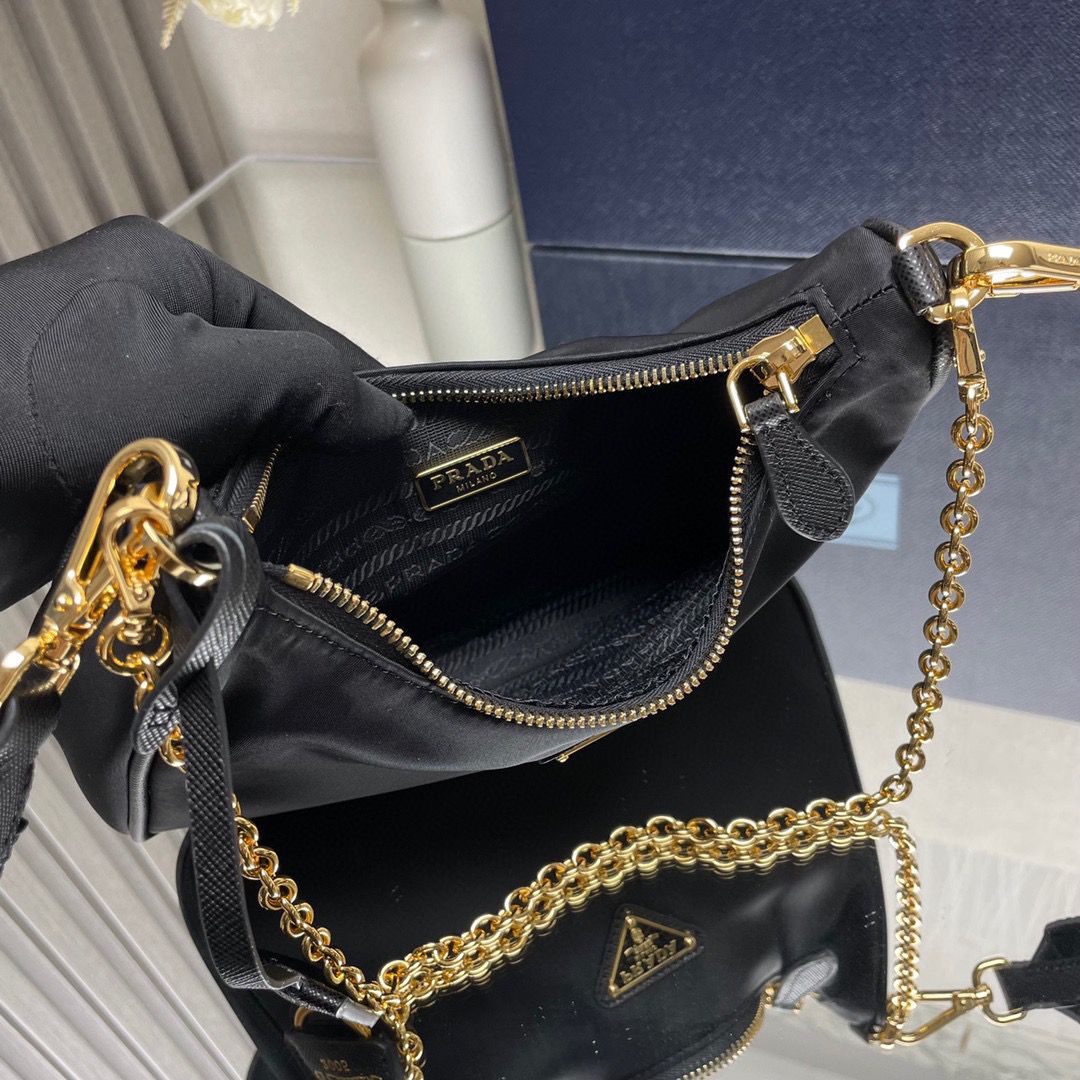 Bolsa Prada Re-Edition 2005 em Nylon Black Gold