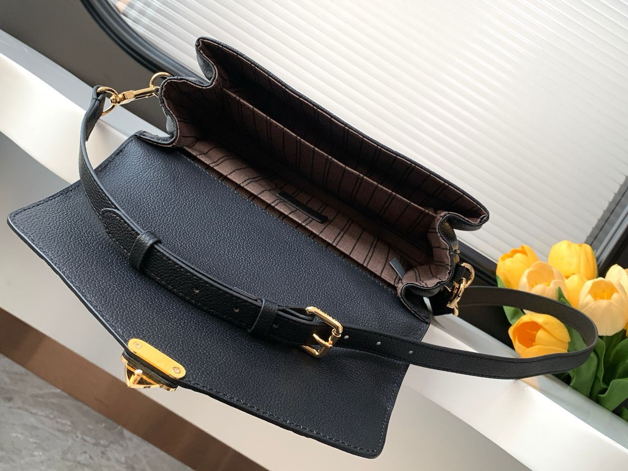Lv Pochette Metis Black